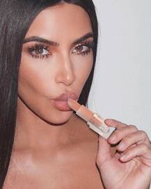 किम कर्दाशियां ने पाउट बनाते हुए फैंस के लिए शेयर की ये तस्वीरें