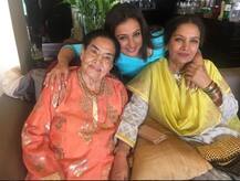 PHOTOS: ईद के मौके पर शबाना आजमी ने रखी पार्टी, साथ में मस्ती करते दिखे कई स्टार्स