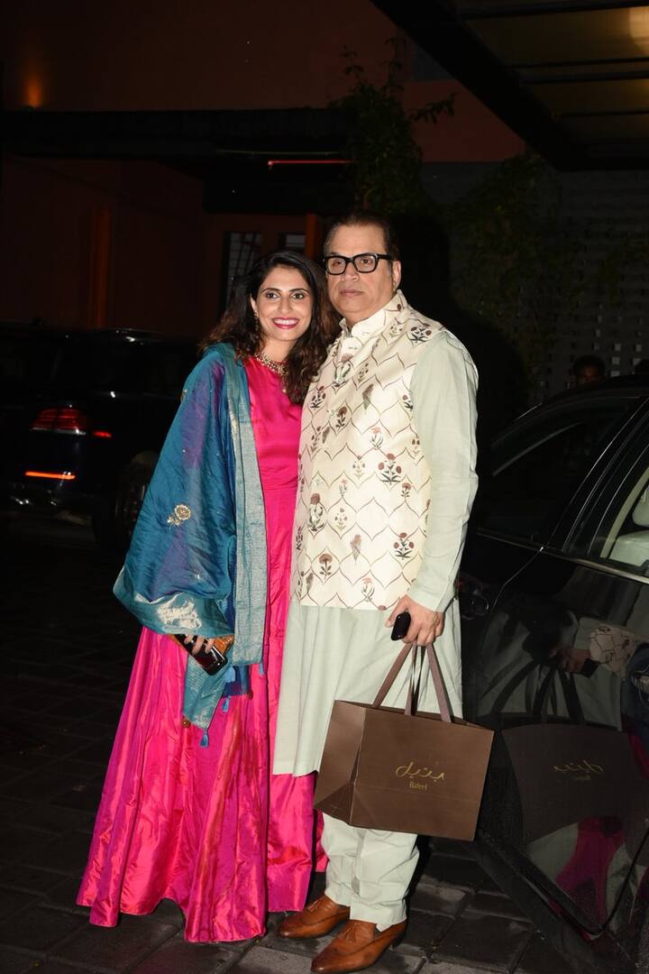 सलमान खान की ईद पर रिलीज हुई फिल्म रेस 3 के डायरेक्टर रमेश तौरानी भी अर्पिता के घर पत्नी के साथ पहुंचे. (तस्वीर: मानव मंगलानी)