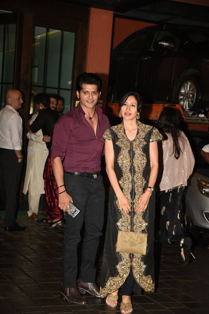 टेलीविजन स्टार करणवीर बोहरा पत्नी के साथ ईद की पार्टी में शिरकत करने पहुंचे. (तस्वीर: मानव मंगलानी)