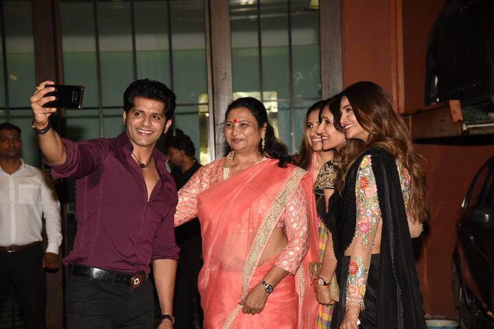 तस्वीरों में आप देख सकते हैं कि इस पार्टी में सभी स्टार्स ने एक दूसरे के साथ जमकर सेल्फी लीं. (तस्वीर: मानव मंगलानी)