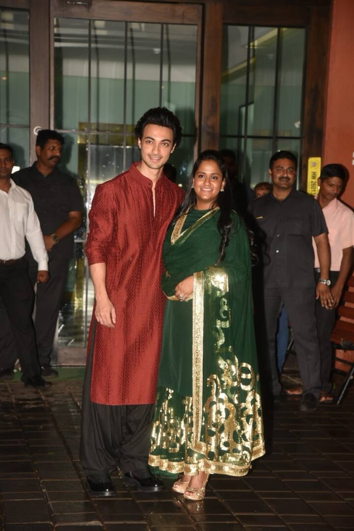 सुपरस्टार सलमान खान की छोटी बहन अर्पिता खान शर्मा ने ईद के मौके पर अपने घर एक पार्टी का आयेजन किया. इस दौरान बॉलीवुड के एक से बड़े एक सितारे ने उनके हुए ईद सेलिब्रेशन में शिरकत की. आगे की स्लाइड्स में देखिए ट्रेडिशनल लुक में अर्पिता के घर पहुंचे सितारो की तस्वीरें. (तस्वीर: मानव मंगलानी)