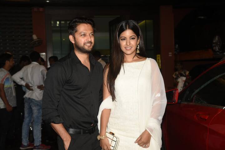 अभिनेता वत्सल सेठ पत्नी इशिता दत्ता के साथ अर्पिता के घर दिखाई दिए. (तस्वीर: मानव मंगलानी)