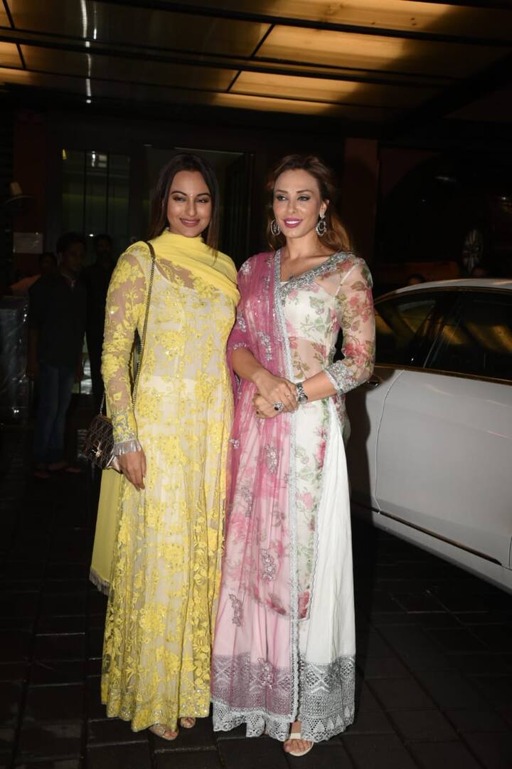 साथ ही सोनाक्षी सिन्हा भी काफी ग्लैमरस अंदाज में ईद की पार्टी में नजर आईं. (तस्वीर: मानव मंगलानी)