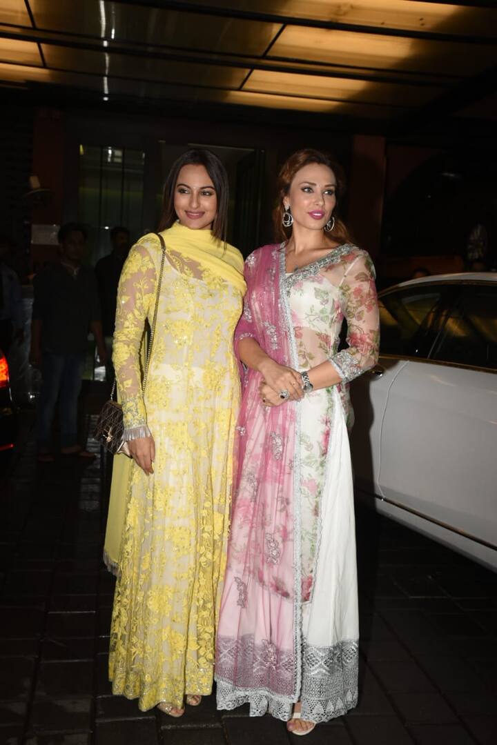 यूलिया और सोनाक्षी काफी अच्छी दोस्त हैं. हाल ही में दोनों साथ में डिनर के बाद स्पॉट की गई थीं. (तस्वीर: मानव मंगलानी)