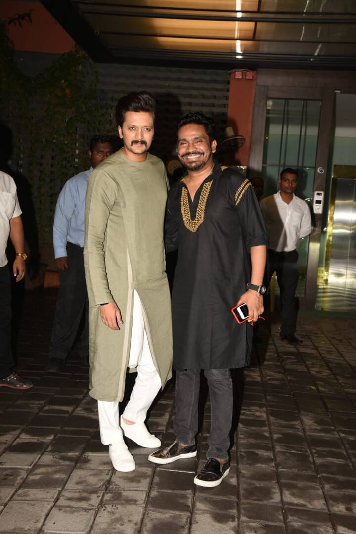 पार्टी में पहुंचे रितेश देशमुख कैमरो को पोज देते हुए. (तस्वीर: मानव मंगलानी)