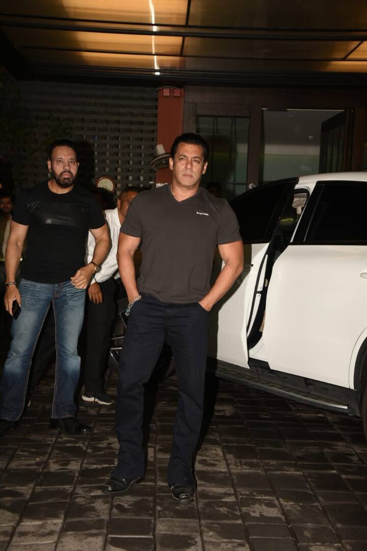 सलमान खान ने भी पूरे परिवार के साथ बहन अर्पिता के घर हुई ईद की पार्टी में शिरकत की. (तस्वीर: मानव मंगलानी)