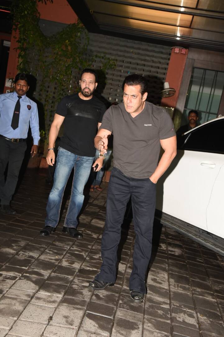 जहां सभी ट्रेडिशनल अंदाज में ईद की पार्टी में नजर आए वहीं सलमान खान अपने कैजुअल लुक में दिखाई दे रहे थे. (तस्वीर: मानव मंगलानी)