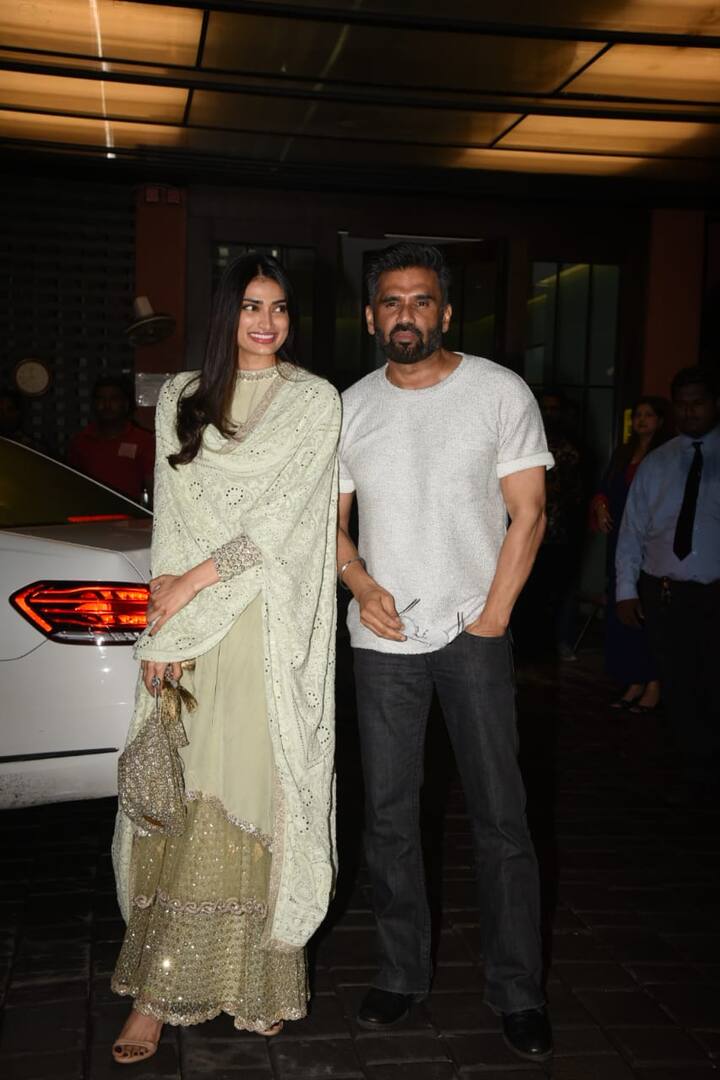अभिनेता सुनील शेट्टी बेटि अथिया शेट्टी के साथ पार्टी में जाते हुए. (तस्वीर: मानव मंगलानी)