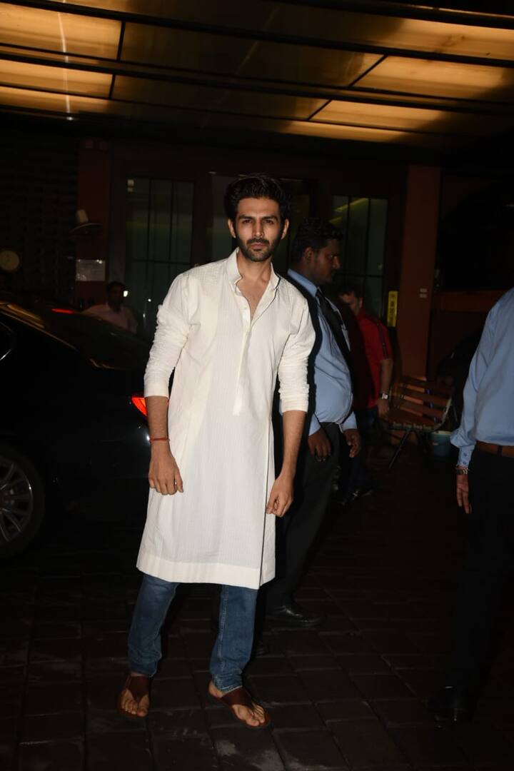 अभिनेता कार्तिक आर्यन भी ईद मनाने अर्पिता के घर पहुंचे. (तस्वीर: मानव मंगलानी)