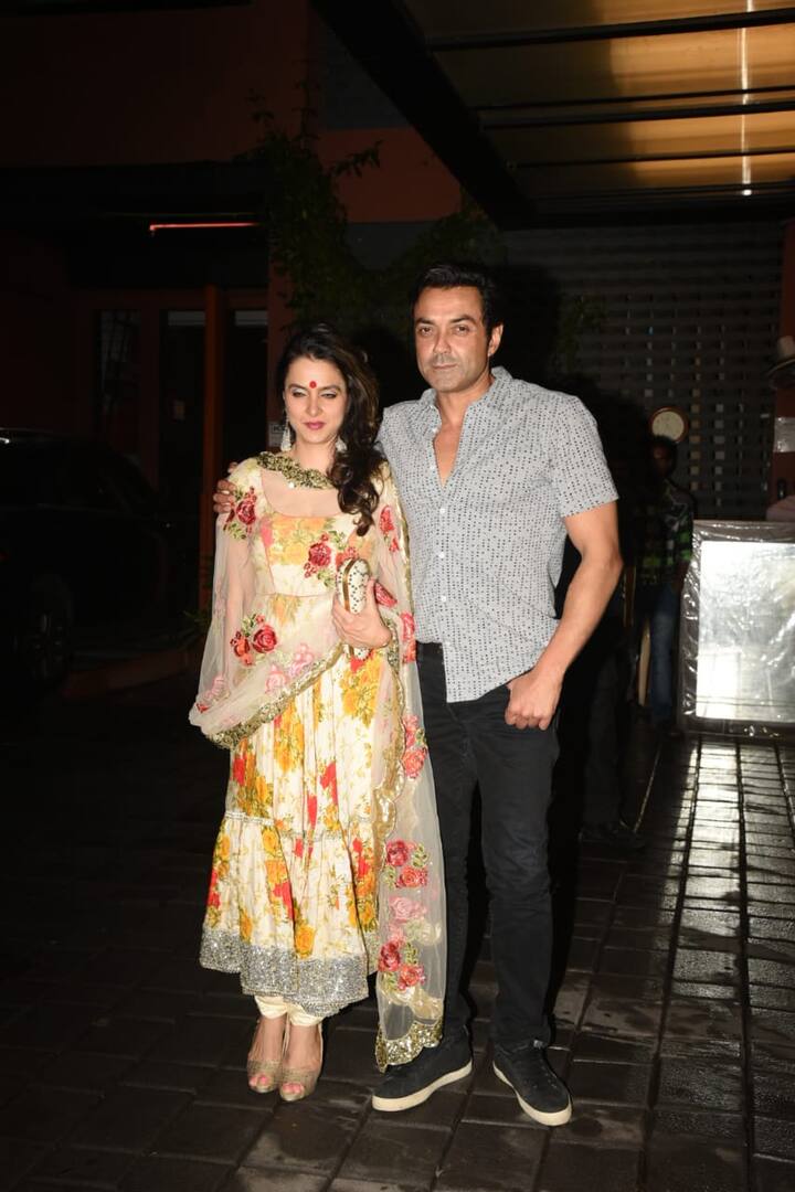 रेस 3 से कमबैक करने वाले अभिनेता बॉबी देओल भी पत्नी तान्या देओल के साथ अर्पिता के घर पहुंचे. (तस्वीर: मानव मंगलानी)