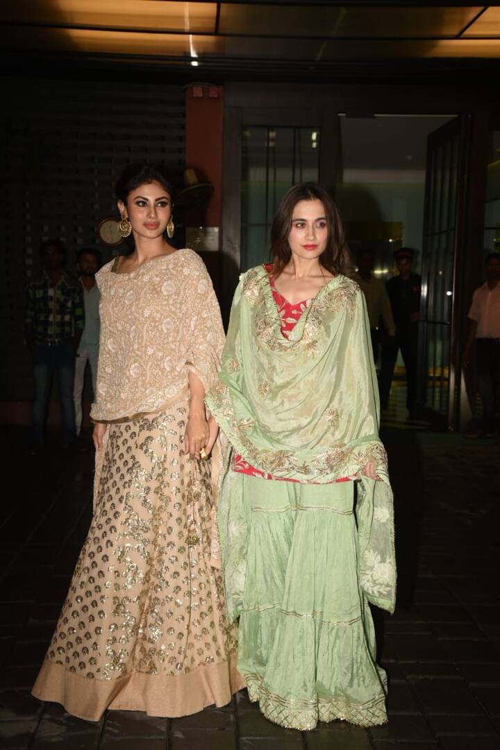 टेलीविजन स्टार संजीदा शेख भी मौनी के साथ अर्पिता के घर दिखाई दी. (तस्वीर: मानव मंगलानी)