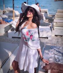 एक्ट्रेस गेजल ठकराल ने सोशल मीडिया पर शेयर की दिलकश तस्वीर, फैंस ने जमकर ठोके लाइक्स