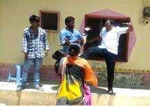 तेलंगाना: सत्ताधारी पार्टी TRS के नेता ने जमीन विवाद में महिला की छाती में मारी लात