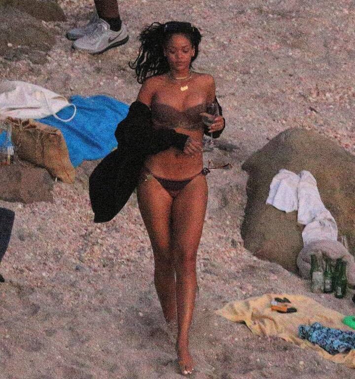 इससे पहले रिहाना एक इवेंट में जब सिर्फ शर्ट पहन पहुंच गई थीं तब भी वे सोशल मीडिया पर ट्रोल हुई थीं. फोटोः ट्विटर