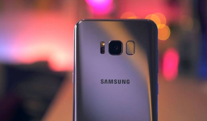 सैमसंग गैलेक्सी एस8+: Rs 43,990 (Price cut of Rs 9,910) : सैमसंग ने इस डिवाइस को 64,990 रूपये की कीमत पर लॉन्च किया था. लेकिन अब 9,910 रूपये की कटौती के बाद फोन की कीमत 43,990 रूपये हो गई है. स्मार्टफोन में 4 जीबी का रैम, 128 जीबी का इंटरनल स्टोरेज, 3500mAh की बैटरी के साथ 12 और 8 मेगापिक्सल का कैमरा दिय गया है