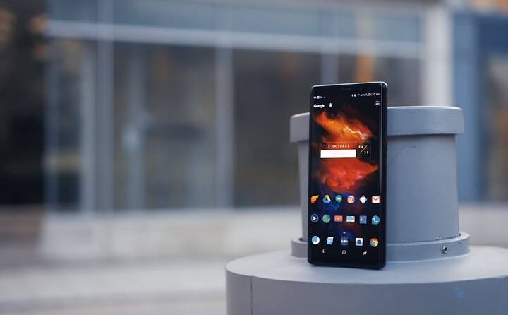 सैमसंग गैलेक्सी नोट8: Rs 59,900 (Price cut of Rs 8,000) : इस फोन की कीमत में 8,000 रूपये की कटौती की गई है. फोन की कीमत 67,900 रूपये थी लेकिन कटौती के बाद अब इसकी कीमत 59,990 रूपये हो गई है. फोन में 6.3 इंच का क्वॉड एचडी प्लस सुपर एमोलेड डिस्प्ले है. डिवाइस में 6 जीबी रैम और 64 जीबी का स्टोरेज दिया गया है. फोन में 3300mAh की बैटरी भी दी गई है.