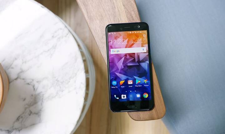 एचटीसी यू11: Rs 39,999 (Price cut of Rs 11,991): एचटीसी यू एक फ्लैगशिप डिवाइस था जिसे पिछले साल 51, 999 रूपये की कीमत पर लॉन्च किया गया था. स्मार्टफोन पर 11,991 रूपये की कटौती के बाद अब फोन की कीमत 39,999 रूपये हो गई है. फोन में 6 जीबी रैम है और 128 जीबी का इंटरनल स्टोरेज है. फोन ऑक्टा कोर क्वालकॉम स्नैपड्रैग्न 835 प्रोसेसर पर काम करता है.