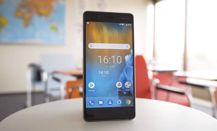 नोकिया 8: Rs 28,549 (Price cut of Rs 8,450): नोकिया 8 की कीमत 36,999 रूपये है जो लॉन्च के समय कंपनी का सबसे महंगा फोन था. 8,450 रूपये की कटौती के बाद अब फोन की कीमत 28.549 रूपये हो गई है. फोन में डुअल कैमरा है जो 8 और 13 मेगापिक्सल के कैमरे के साथ आता है. फोन में 4 जीबी रैम और 64 जीबी की इंटरनल स्टोरेज है.