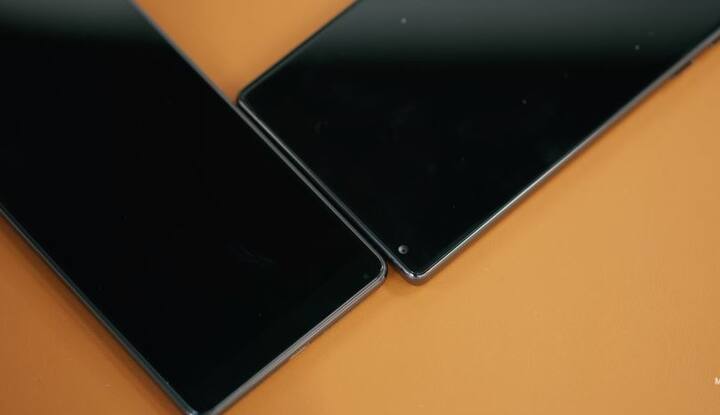 शाओमी मी मिक्स 2: Rs 29,999 (Price cut of Rs 6,000) : मी मिक्स 2 को पिछले साल 35,999 रूपये की कीमत पर लॉन्च किया गया था. लेकिन अब 6 हजार रूपये की कटौती के बाद फोन का दाम 29,999 रूपये हो गय है. स्मार्टफोन में 5.99 इंच का डिस्प्ले है तो वहीं 6 जीबी रैम के साथ 128 जीबी का इंटरनल स्टोरेज भी है. फोन में 3500mAh की बैटरी भी दी गई है. फोन में 12 और मेगापिक्सल का कैमरा है.