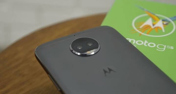 मोटो जी5S+: Rs 12,999 (Price cut of Rs 4,000) : मोटो को 16,999 रूपये की कीमत पर लॉन्च किया गया था. स्मार्टफोन में अब 4000 रूपये की कटौती की गई है जिसके बाद अब स्मार्टफोन की कीमत 12,999 रूपये हो गई है. फोन में 5.5 इंच का डिस्प्ले है तो वहीं 13 के साथ 8 मेगापिक्सल का कैमरा भी. स्मार्टफोन में 3000mAh की बैटरी दी गई है.