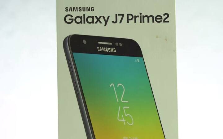 सैमसंग गैलेक्सी जे7 प्राइम 2: 12,990 (Price cut of Rs 1,000) : सैमसंग को पिछले साल 13,990 रूपये की कीमत पर लॉन्च किया गया था लेकिन अब फोन 1000 रूपये और सस्ता हो गया है जिसके बाद अब फोन की कीमत 12,990 रूपये हो गई है. फोन में 3000mAh की बैटरी और 3 जीबी रैम के साथ 32 जीबी का इंटरनल स्टोरेज दिया गया है.