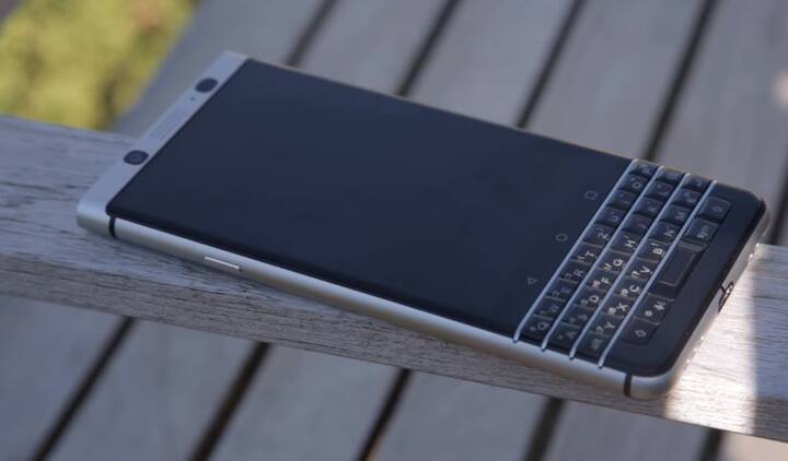 ब्लैकबेरी की वन: Rs 33,975 (Price cut of Rs 6,024): ब्लैकबेरी के इस फोन को 39,999 रूपये की कीमत पर लॉन्च किया गया था. लेकिन अब कटौती के बाद फोन की कीमत 33,974 रूपये हो गई है. फोन में 4.5 इंच का डिस्प्ले दिया गया है तो वहीं फोन में 4 जीबी रैम और 64 जीबी का इंटरनल स्टोरेज दिया गया है.