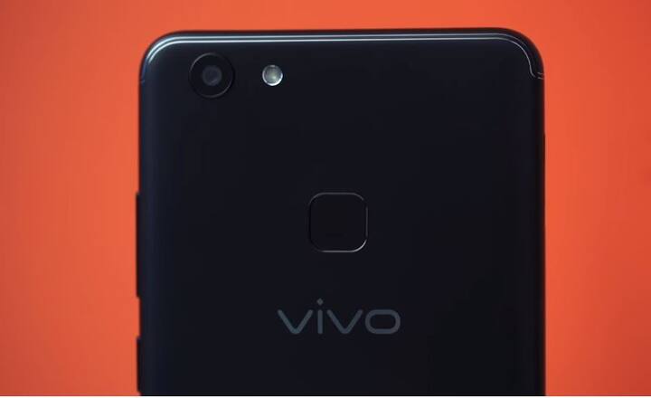 वीवो V7+ प्लस: Rs 19,990 (Price cut of Rs 2,000): वीवो V7+ कंपनी को 21,990 रूपये की कीमत पर लॉन्च किया गया था लेकिन 2000 रूपये की कटौती के बाद फोन अब 19,900 रूपये की कीमत पर उपलब्ध है. फोन में 24 मेगापिक्सल का कैमरा है तो वहीं 5.99 इंच का डिस्प्ले.