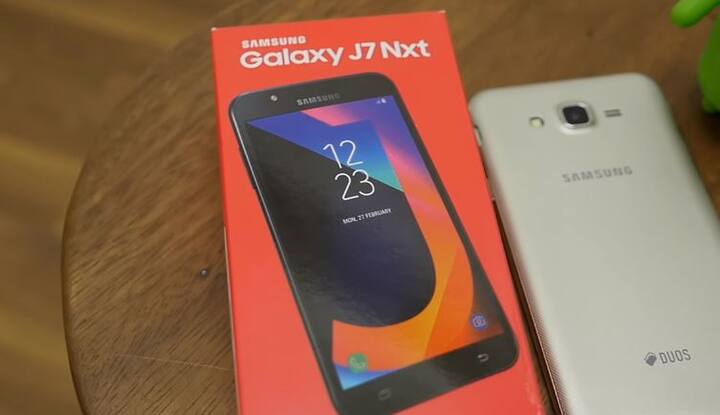 सैमसंग गैलेक्सी जे7 नेक्सट: Rs 10,990 (Price cut of Rs 2,000): सैमसंग गैलेक्सी जे7 32 जीबी की कीमत 2000 रूपये की कटौती के बाद 10,900 रूपये हो गई है. फोन में 3 जीबी रैम और 32 जीबी का स्टोरेज है.