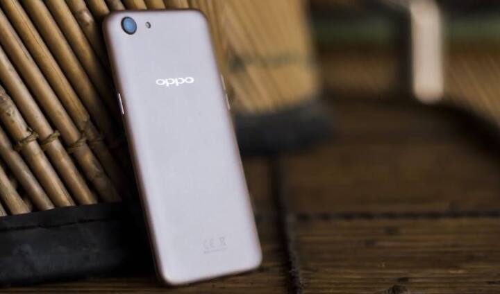 ओप्पो A71: Rs 9,990 (Price cut of Rs 3,000): ओप्पो को 12,990 रूपये की कीमत पर लॉन्च किया गया था. लेकिन 3000 रूपये की कटौती के बाद फोन की कीमत 9,990 कूपये हो गई है. फोन में 13 मेगापिक्सल के साथ 5 मेगापिक्सल का फ्रंट कैमरा है.