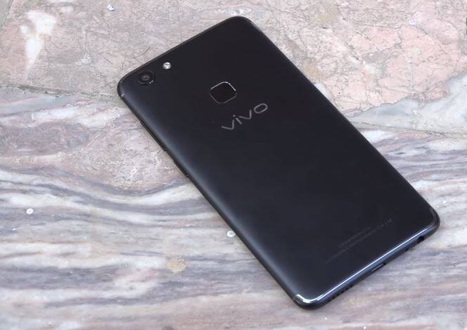 वीवो वी7: Rs 16,990 (Price cut of Rs 2,000): वीवो वी7 को 18,990 रूपये की कीमत पर लॉन्च किया गया था जिसके बाद इसमें 2000 रूपये की कटौती की गई. अब फोन की कीमत 16,990 रूपये हो गई है. फोन में 24 मेगापिक्सल का सेल्फी कैमरा है तो वहीं 4 जीबी रैम के साथ 32 जीबी का इंटरनल स्टोरेज भी दिया गया है.