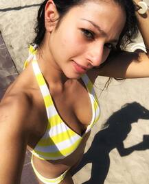 टू-पिस बिकिनी में जलवे बिखेर रही हैं एक्स बिग बॉस कंटेस्टेंट तनीषा मुखर्जी