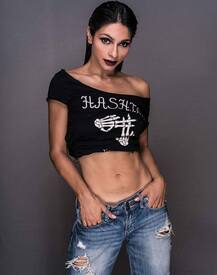 टू-पिस बिकिनी में जलवे बिखेर रही हैं एक्स बिग बॉस कंटेस्टेंट तनीषा मुखर्जी