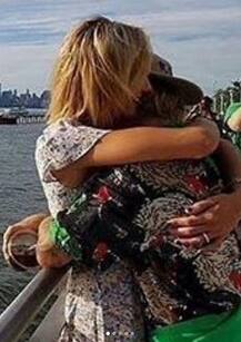 गर्लफ्रेंड को सरेआम किस करते हुए जस्टिन बीबर की तस्वीरें हुई वायरल