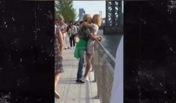  दरअसल, दोनों की कई तस्वीरें साथ में सोशल मीडिया पर किस करते हुए हैं. फोटोः इंस्टाग्राम