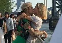 गर्लफ्रेंड को सरेआम किस करते हुए जस्टिन बीबर की तस्वीरें हुई वायरल