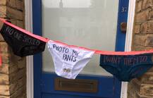 लंदन: पढ़ें, क्यों संसद के एक हिस्से को महिलाओं के अंडरगार्मेंट्स से सजा दिया गया