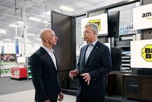 मिलिए दुनिया के सबसे अमीर आदमी जेफ बेजोस से