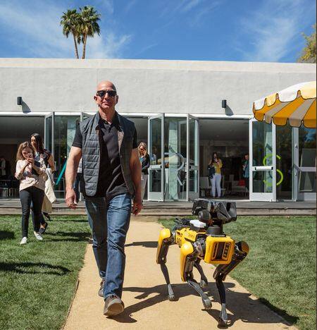 बेजोस आधिकारिक तौर पर इस वर्ष की शुरुआत में दुनिया के सबसे अमीर शख्स बन गए थे.  फोटोः ट्विटर