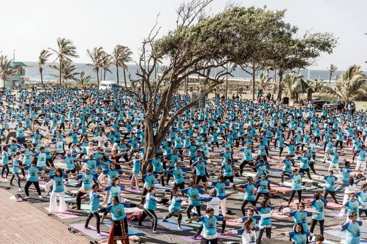 पोलैंड में रविवार को करीब तीन हजार से ज्यादा लोगों ने चौथा अंतर्राष्ट्रीय योग दिवस मनाया. पोलैंड में कई नागरिकों के लिए योग जीने का एक तरीका बन गया   है. फोटोः एएफपी 