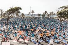 बीते दिनों दुनियाभर में कुछ इस तरह मनाया गया \'योग दिवस\'