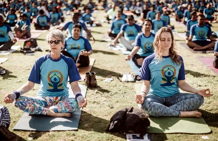 पोलैंड में भारत के नए राजदूत सेवांग नामग्याल ने वारसा में सुबह 10 बजे से ही समारोह की अगुवाई की. कई विदेशी नागरिकों ने भी इस समारोह में भाग लिया.   फोटोः एएफपी 