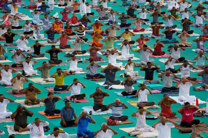 पोलैंड में 800 से अधिक योग केंद्र हैं जहां पूरे वर्ष पोलैंड के शिक्षकों द्वारा पूर्ण कोर्स कराए जाते हैं. वारसा में ही एक सौ से ज्यादा योग विद्यालय हैं. फोटोः एपी  