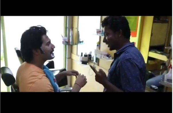 VIDEO: 'सुई धागा' के प्रमोशन के चक्कर में साइकिल पर सवाल होकर लोकल सैलून पहुंचे वरुण धवन 'Mauji' Varun Dhawan cycles his way to a local barber shop to get his 'Sui Dhaaga' look, WATCH VIDEO VIDEO: 'सुई धागा' के प्रमोशन के चक्कर में साइकिल पर सवाल होकर लोकल सैलून पहुंचे वरुण धवन