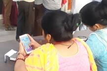 समाधान दिवस में लगी थी फरियादियों की भीड़, अधिशासी अधिकारी खेल रही थीं वीडियो गेम