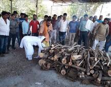 रीति-रिवाजों को दरकिनार कर पत्नी ने दी पति की चिता को अग्नि, सभी कर रहे हिम्मत की तारीफ