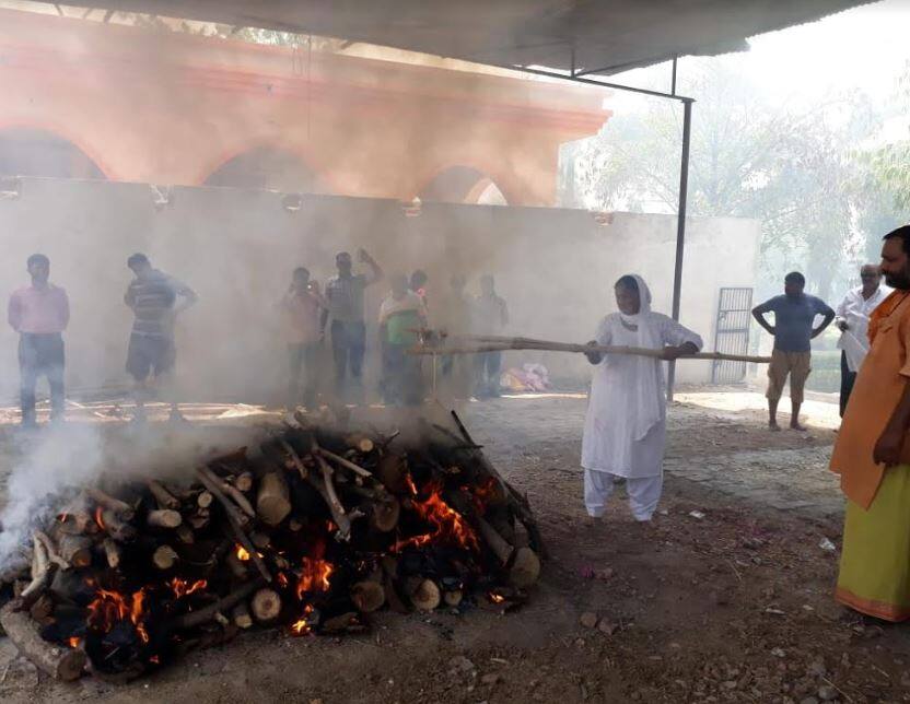 रीति-रिवाजों को दरकिनार कर पत्नी ने दी पति की चिता को अग्नि, सभी कर रहे हिम्मत की तारीफ
