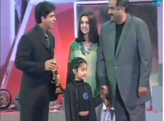 Throwback video: Janhvi Kapoor presenting Zee Cine Award to Shah Rukh Khan for Devdas 18 साल पहले जाह्नवी ने शाहरुख को दिया था बेस्ट एक्टर का अवॉर्ड, देखें ये वायरल वीडियो