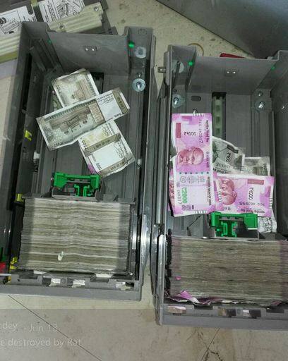 चूहों ने ATM मशीन में घुसकर कुतरे 12 लाख रूपए, यहां हैं तस्वीरें चूहों ने ATM मशीन में घुसकर कुतरे 12 लाख रूपए, यहां हैं तस्वीरें