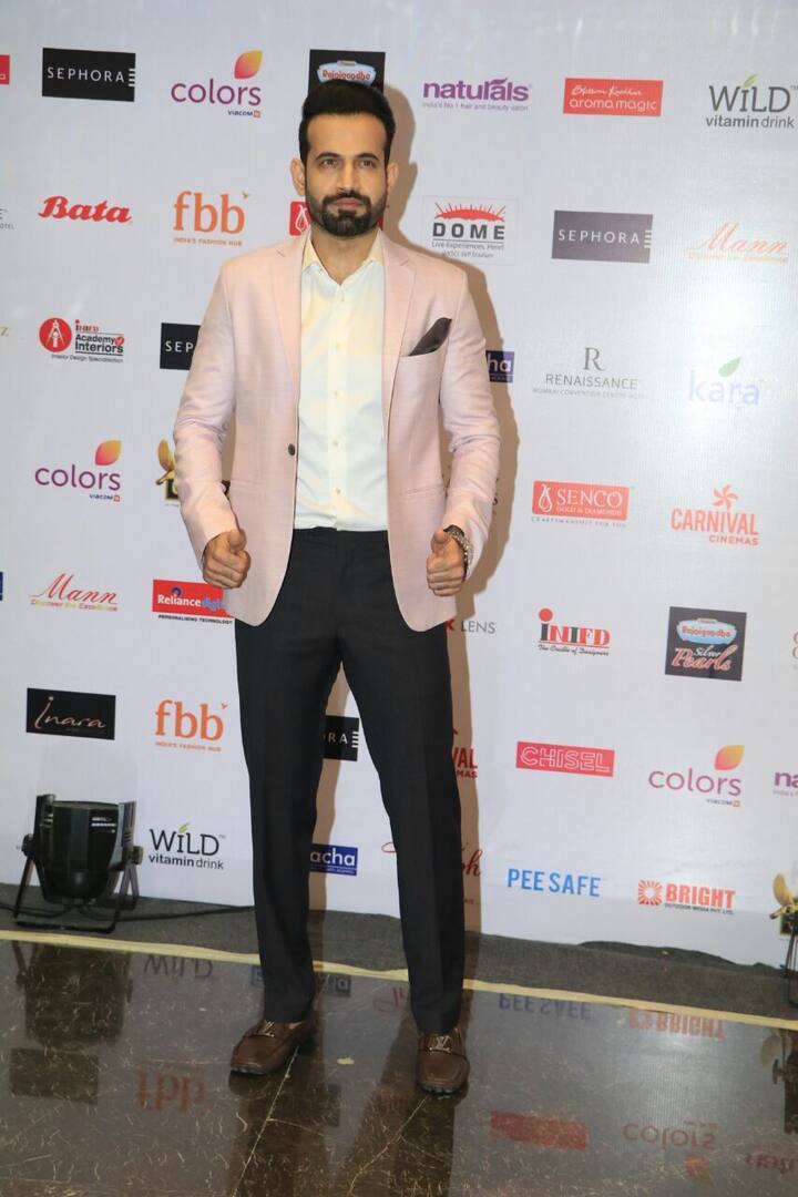 इस क्रिकेटर इरफान पठान भी पहुंचे. पिंक ब्लेजर में काफी क्लासी लग रहे थे. 